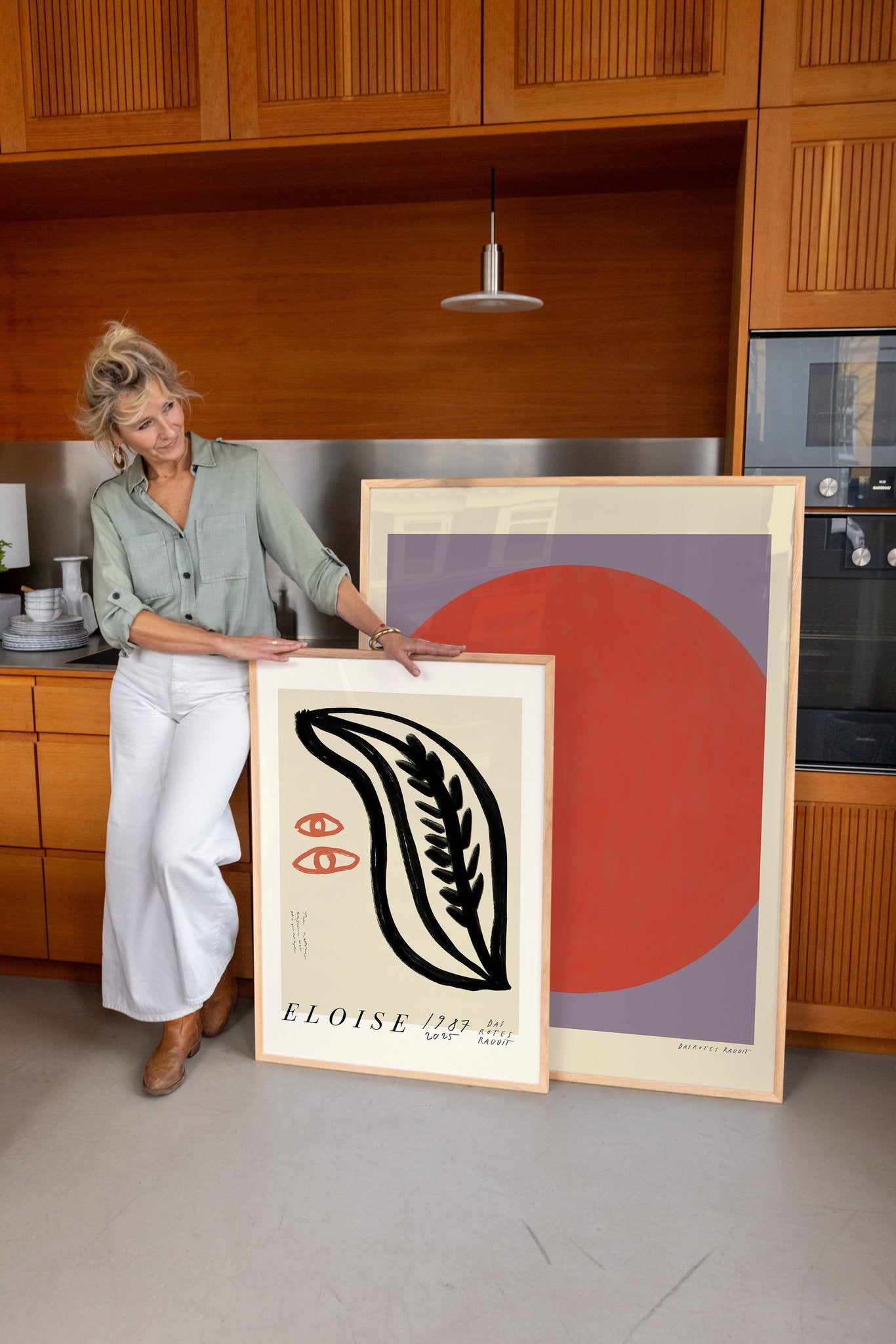 To eksklusive kunstplakater i køkken af Das Rotes Rabbit