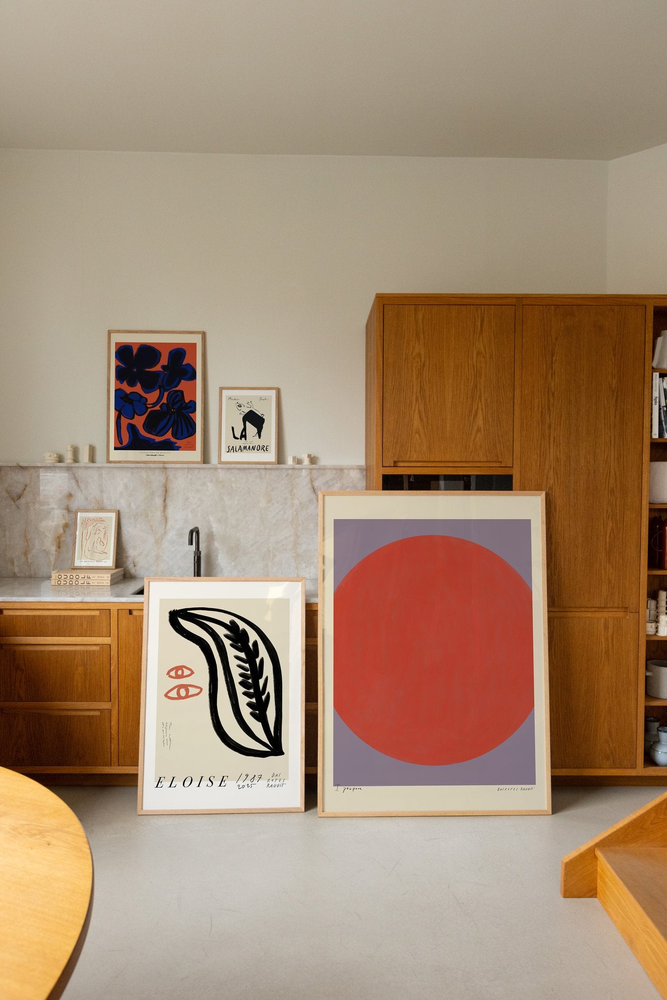 Kunstplakater i en rød og stemningsfuld sammensætning