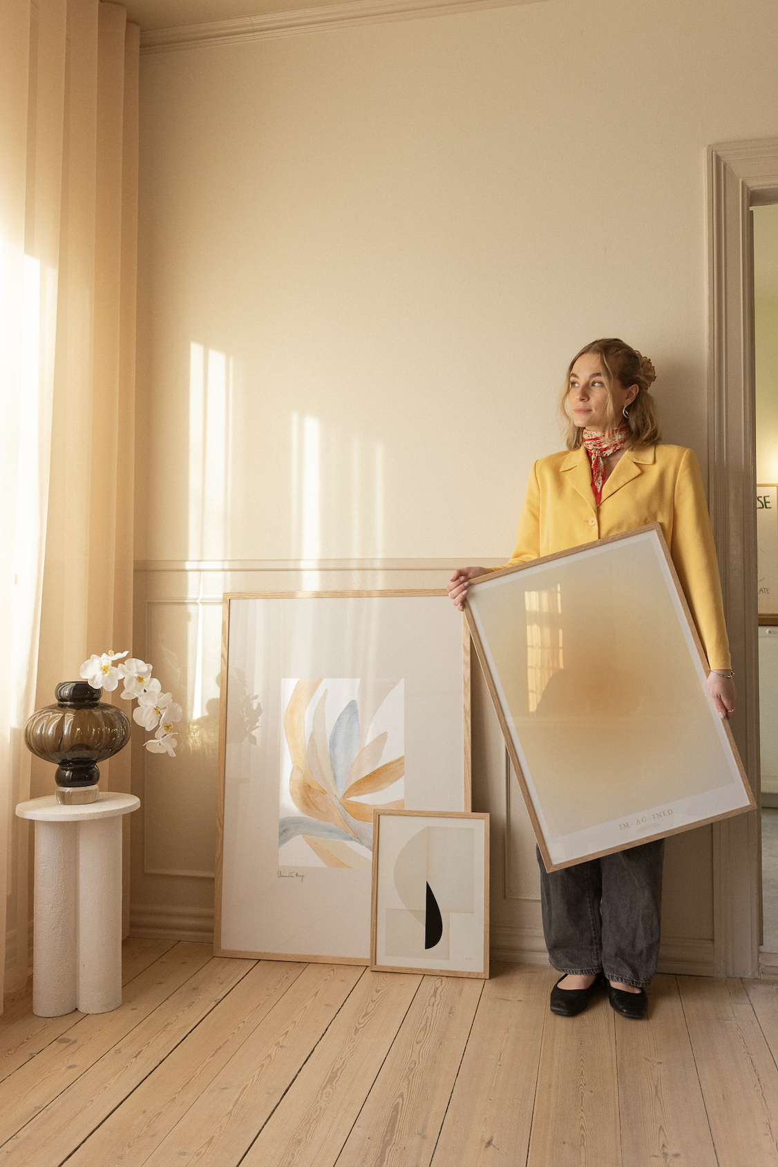 Helle Kunstposter in einem sonnigen Zimmer