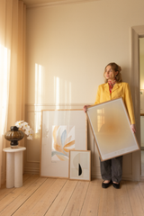 Helle Kunstposter in einem sonnigen Zimmer