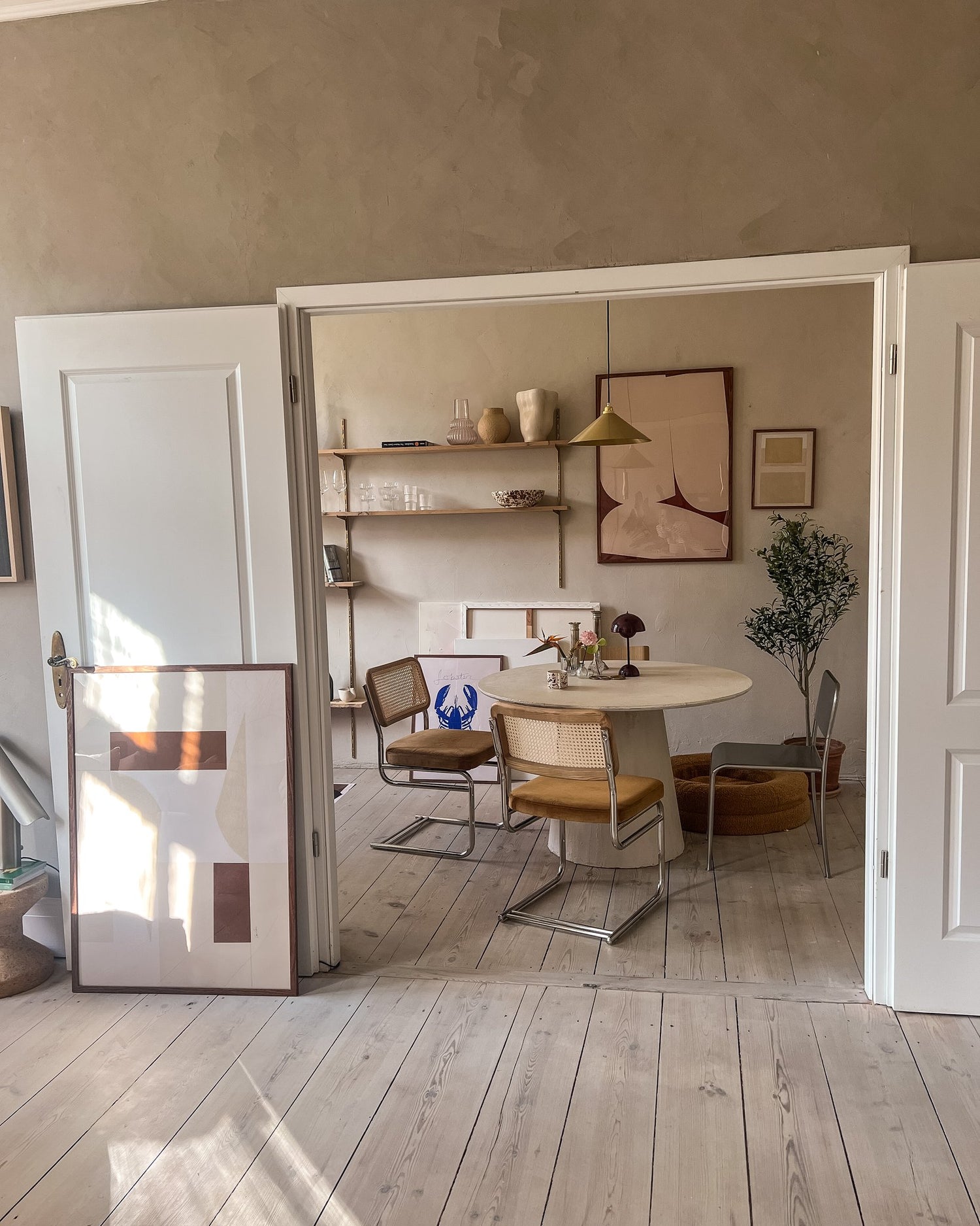 Kuratierte Plakatwand im minimalistischen Look