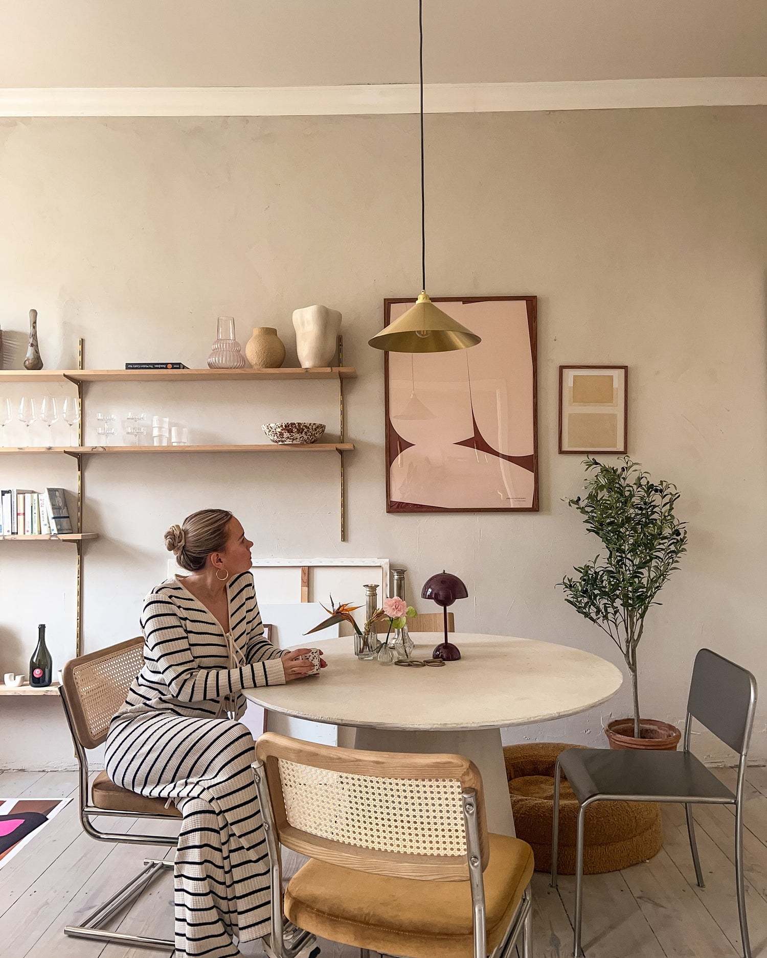 Kuratierte Plakatwand im minimalistischen Look
